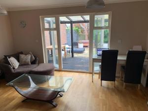 Entire Family Entertainment Holiday Home - 3 x Floors - Free Parking - Games Room - Private Garden - Workspace and Wifi 112mb - Self Check-in