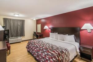 Superior King Room Non-Smoking room in Red Roof Inn & Suites Pensacola East - Milton