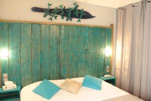 Large Double Room with Balcony room in Hotel Les Grenadines