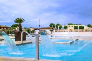 Maisons de vacances Maison avec piscine chauffee de Paques a la toussaint TAMARIS acces animation & parc aquatique DE juin a fin septembre : Maison 2 Chambres