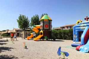 Maisons de vacances Maison avec piscine chauffee de Paques a la toussaint TAMARIS acces animation & parc aquatique DE juin a fin septembre : photos des chambres