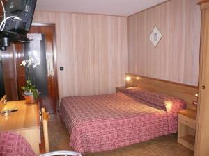 Family Room (2 Adults + 2 Children) room in Albergo Panice