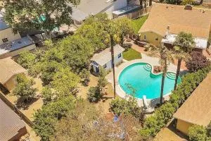 Spacious Home with Garden & Pool - Northridge
