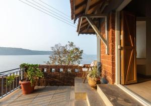 SaffronStays Crescent Bay, Palshet