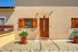 House MELLY with Swimming Pool