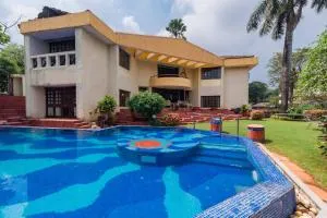 StayVista's Shantam House - Dive into relaxation with a pool and tennis lawn - Khopoli