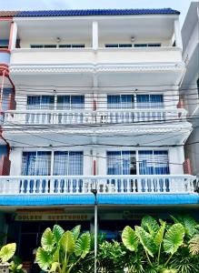 GOLDEN GUESTHOUSE by The Beach Cha Am