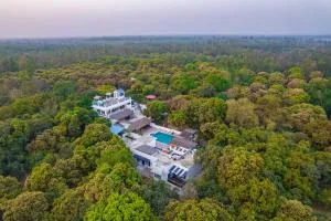 StayVista at Mango Trails with Swimming Pool - Bihārīgarh