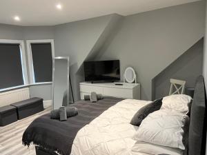Entire spacious 4 bedroom apartment in Bournemouth