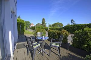 schöne 2-Raum-Ferienwohnung mit Terrasse - Haus Ostseeblick 1 FeWo Backbord