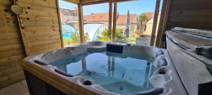 Villages vacances Gite La Belle Aventure Mosnes piscine jacuzzi capacite 15 PERS : photos des chambres