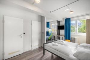 Triple Room room in a&o Dresden Hauptbahnhof