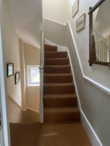 Comfortable 2 Bedroom Apartment in Lavish Holland Park with Balcony