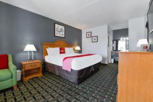 King Room room in OYO Hotel Twin Lake- Lake Park Valdosta area