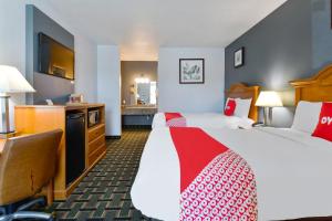 Double Room with Two Double Beds Smoking room in OYO Hotel Twin Lake- Lake Park Valdosta area