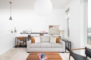 Modern 1BR Apt with Rooftop, Gym, and Parking