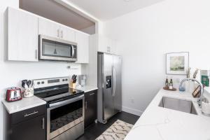 Modern 1BR Apt with Rooftop, Gym, and Parking