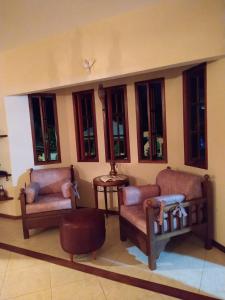 Casa com piscina, espaço gourmet e salão de jogos.