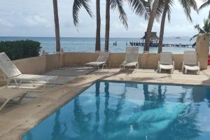 A la Orilla del mar Puerto Juarez Cancun