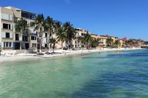 A la Orilla del mar Puerto Juarez Cancun