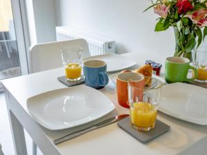 Pass the Keys Modern 2 bedroom home close to town with parking