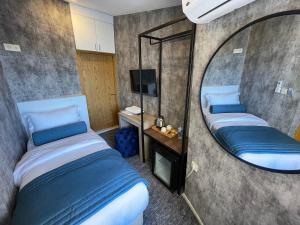 Deluxe Single Room with Sea View room in Weingart Port Seaside