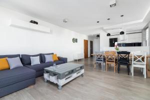 Home Cinema Avia Apartment by Renters