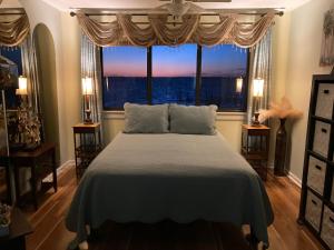 Romantic condo for 2-Sunset Harbor Palms 1-205, pool, fishing pier