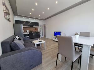 Luxury two bedroom apartment with free parking