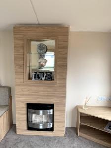 Lovely 4 berth caravan on 7 Lakes Country Park at Crowle North Lincolshire