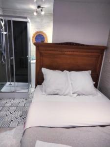 Chambre meublée indépendante, jacuzzi dans la chambre à 60110 Amblainville près de Paris