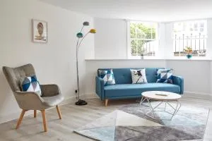 Stylish, spacious flat with private parking - Bristol