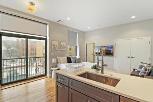 Sunlit Studio Apt in Chicago - Broadway 301
