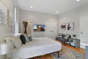Sunlit Studio Apt in Chicago - Broadway 301