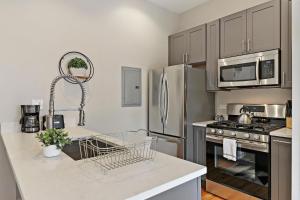 Sunlit Studio Apt in Chicago - Broadway 301