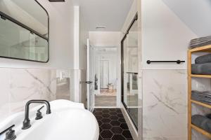 Cozy Gem in the Heart of East Rock with FREE Parking near Yale and DT