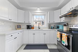 Casa Soleada in East Rock near DT and Yale SOM with FREE Parking and King Bed
