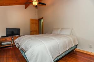 Shasta Mountain Cabin - 1916 by Big Bear Vacations