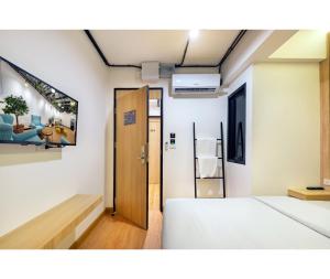 Siam Subway Hostel and Café