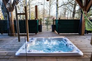 Chalets Charmante Cabane dans les arbres avec jacuzzi et sauna : photos des chambres