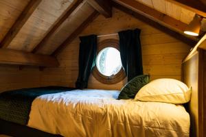 Charmante Cabane dans les arbres avec jacuzzi et sauna