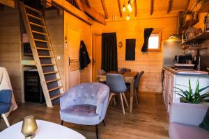 Charmante Cabane dans les arbres avec jacuzzi et sauna