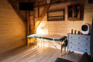 Chalets Charmante Cabane dans les arbres avec jacuzzi et sauna : photos des chambres