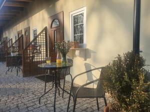 Pokoje w parku i folwarku przy Pałacu Ławica