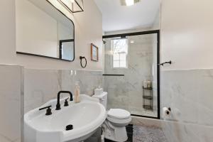 Casa Soleada in East Rock near DT and Yale SOM with FREE Parking and King Bed