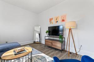 Casa Soleada in East Rock near DT and Yale SOM with FREE Parking and King Bed