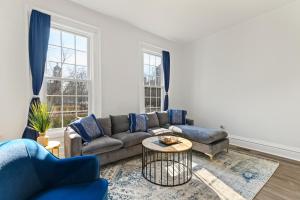 Casa Soleada in East Rock near DT and Yale SOM with FREE Parking and King Bed