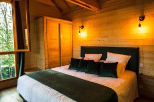 Chalets Charmante Cabane dans les arbres avec jacuzzi et sauna : photos des chambres