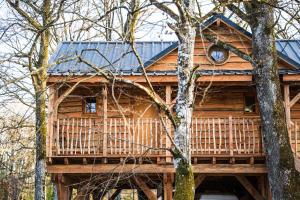 Charmante Cabane dans les arbres avec jacuzzi et sauna