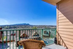 Gorgeous 2BD 2BTH Condo with Mountain Views Pool Hot Tub Game Room Close to Parkway - 小海湾